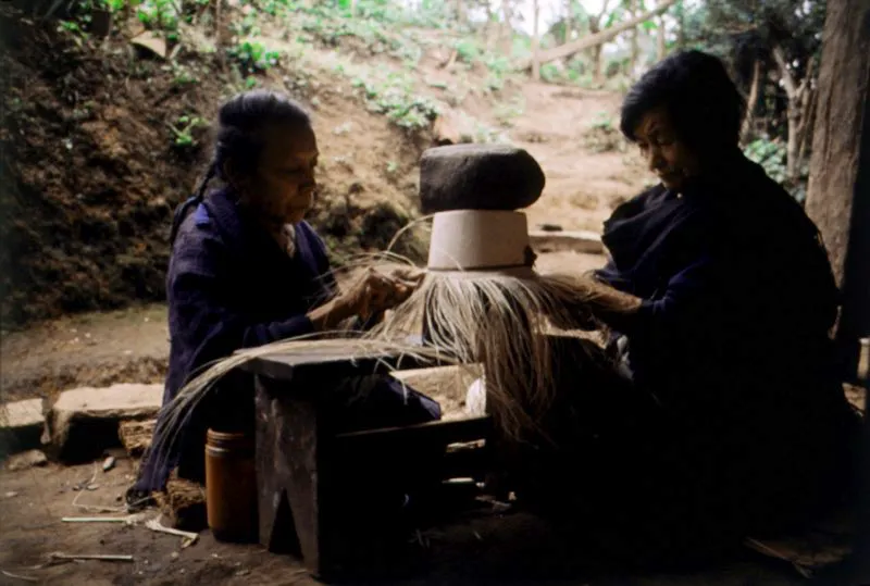 Artesanas tejiendo sombreros en palma de iraca, que crece espontneamente en los climas templados. Sus hojas se multiplican desde el suelo. Para la fabricacin del sombrero se utiliza el cogollo de la palma, an no abierto, y se parte verticalmente. A finales del siglo pasado se conocieron como sombreros Panam, en ese entonces departamento de Colombia. Sandon, Nario. Jos Fernando Machado