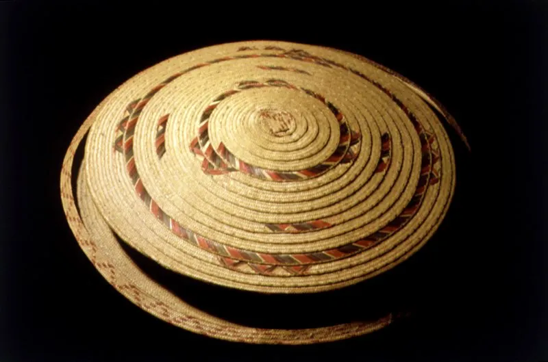 Sombrero ceremonial Guambiano,“Kwari”, en fibra de paja teñida con tintes vegetales. Es de copa baja y adornado con torzales de lana. Generalmente lo teje el pretendiente de la novia como obsequio de boda. Silvia, Cauca. José Fernando Machado