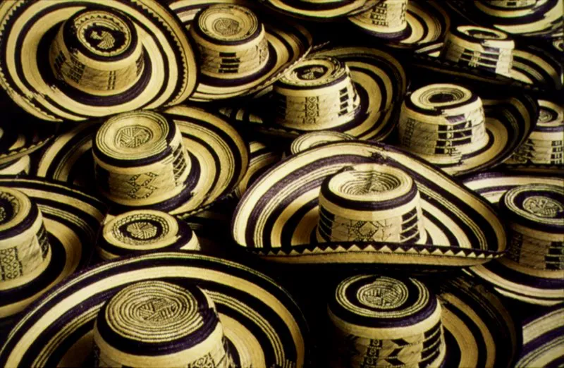 Sombreros sinuanos llamados también “vueltiaos”, elaborados en caña flecha, originarios de la cultura Sinú. La trenza resulta del entrelazamiento de un número impar de prenses blancos y negros. Está realizada a base de “pintas” o combinación de las fibras, en una sucesión prolongada de ricas y variadas formas geométricas. Los campesinos de Córdoba, Sucre y Bolívar, lo llevan desde pequeños como parte obligada de su indumentaria. El sombrero que se elabora en vueltas, es más valioso a medida que el número de vueltas aumenta. San Andrés de Sotavento, Córdoba. José Fernando Machado