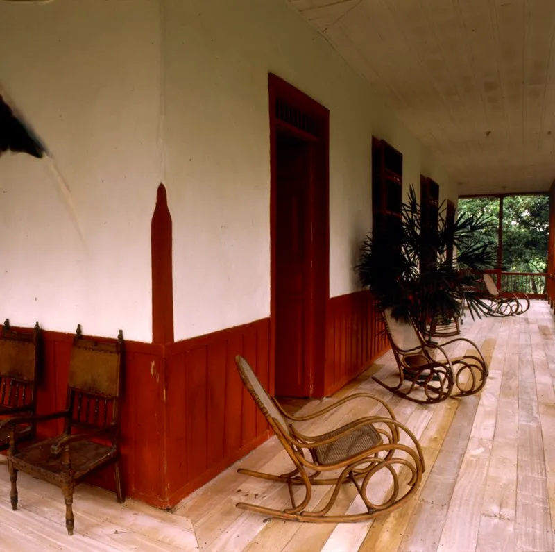 Sillas estilo Thonet. Son elaboradas en madera curvada, mediante un procedimiento que utiliza el vapor de agua. Tienen tejido de mimbre en el respaldo y el asiento. Caldas.  Jorge Eduardo Arango