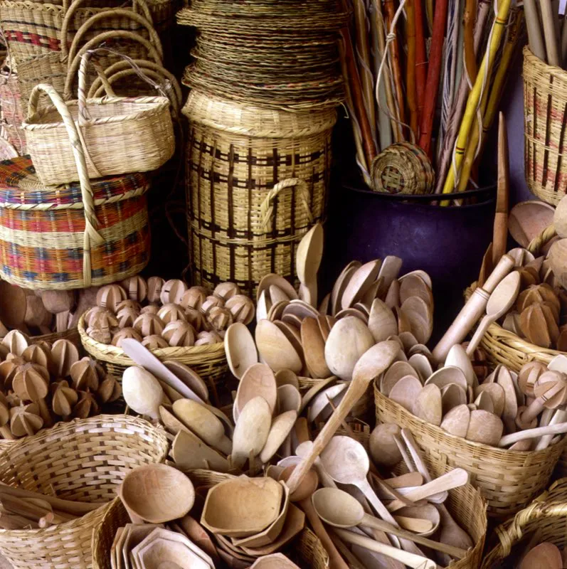 Venta en un mercado de pueblo, de cucharas, rodillos, molinillos y artesas de pequeas dimensiones y formas variadas. Labradas en diversas clases de madera. Villa de Leiva. Jos Fernando Machado