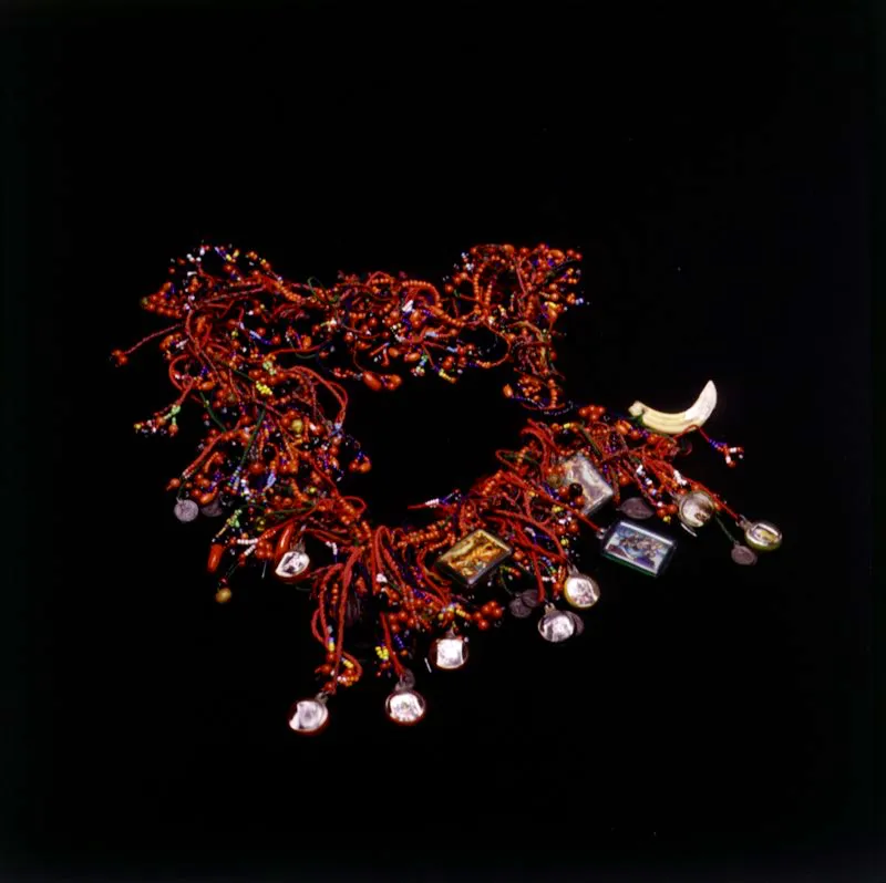 Collar con cuentas de chaquiras, dijes, azabaches, semillas ojo de venado, ojo de tigre y representaciones sagradas de la imaginera popular. Indgenas Guambiano, Cauca. Janine El