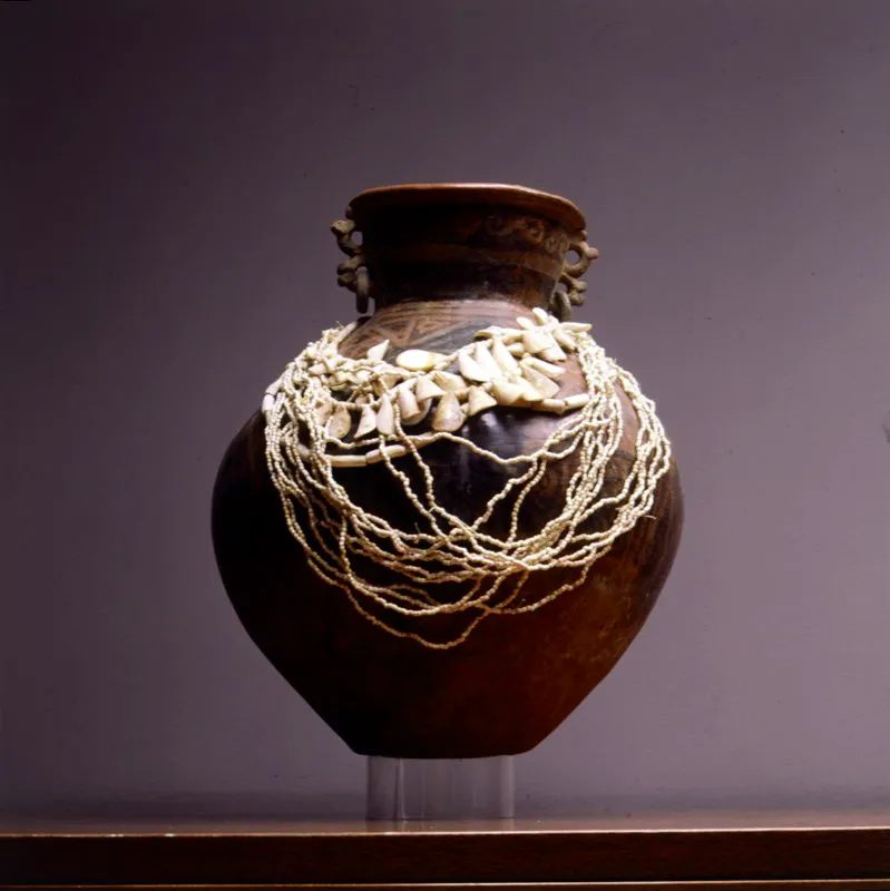 Collares prehispnicos con cuentas de hueso, colmillos de animales y conchas, sobre recipiente cermico globular. Cultura Tairona.  Jos Fernando Machado