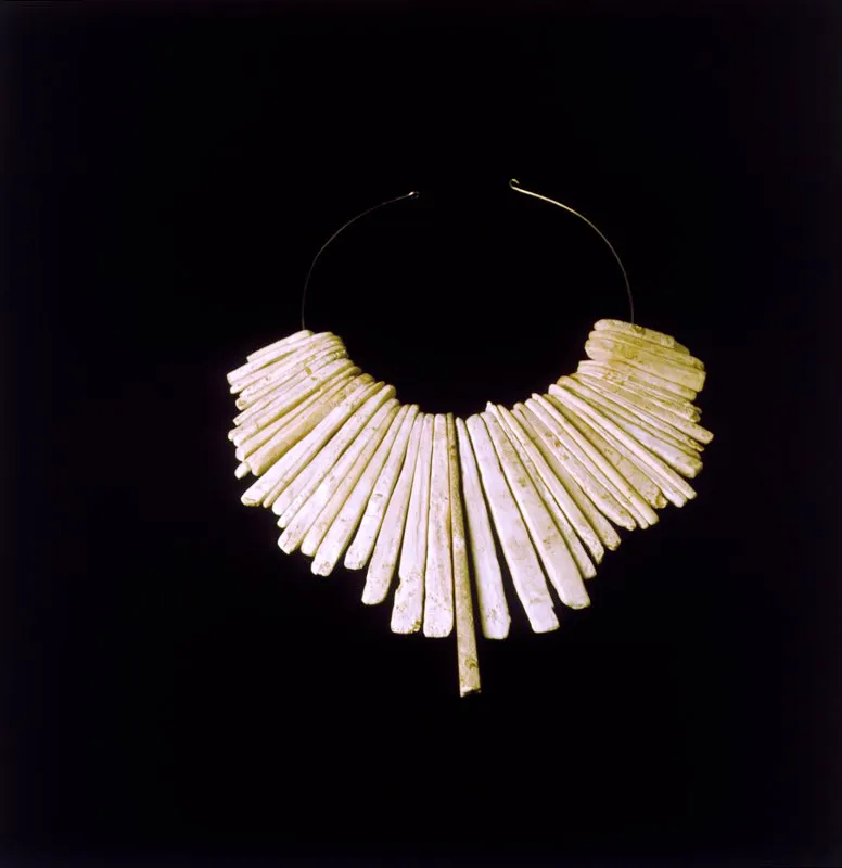 Cuentas de collar prehispnico de piedra, talladas y perforadas. Armadas sobre un aro de plata. Costa Atlntica. Collares prehispnicos en piedra.  Janine El