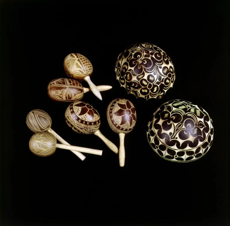 Maracas y recipientes en totumo, tallados y pintados. La maraca es un instrumento musical que se puede hacer tambin con calabazo. El mango cilndrico se talla en diversas maderas. Costa Atlntica. Jos Fernando Machado