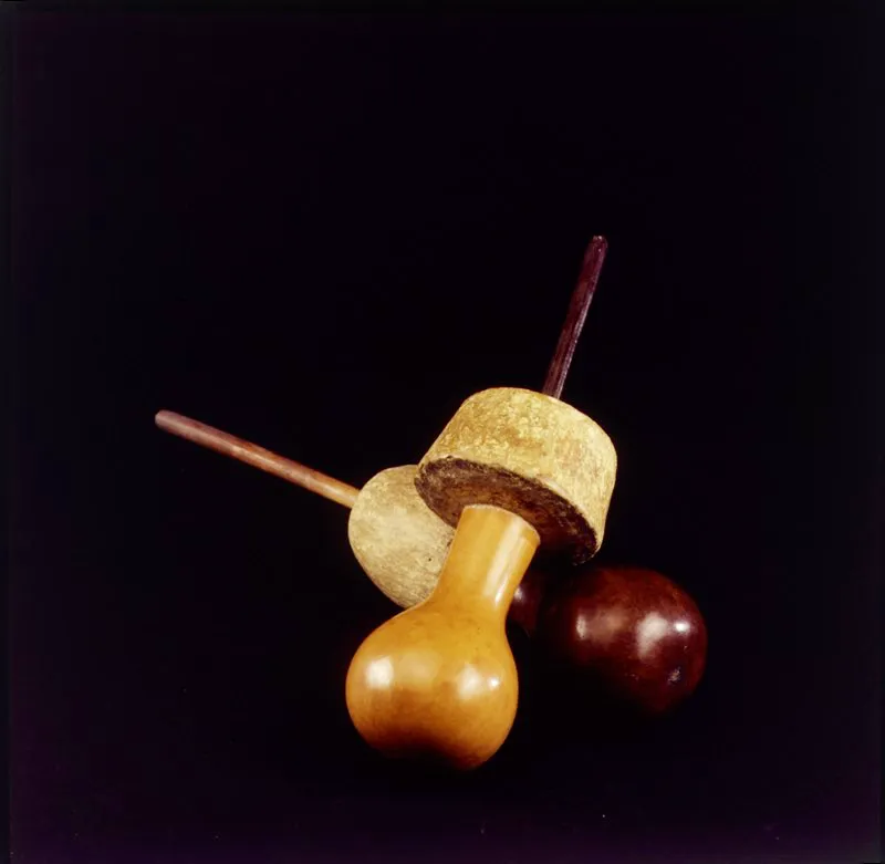 Poporos o calabazos para cargar la cal, usados por diferentes grupos indgenas en el mambeo de las hojas de coca. La cal la extraen del calabazo con la ayuda de un palo que llevan a la boca. Antes de introducirlo nuevamente, ya que sirve de tapa, lo friccionan alrededor de la abertura para secarlo. Con el tiempo y por el constante uso, la abertura, paulatinamente, se recubre con cal, que luego de endurecerse y al acumularse va formando un disco. Jos Fernando Machado