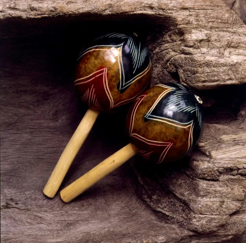 Maracas costeas. Instrumento musical hecho del fruto del totumo. Decorado, perforado y pintado, con mango de madera. En el interior se depositan pequeas piedras o semillas para producir el sonido. Costa Atlntica.  Jos Fernando Machado