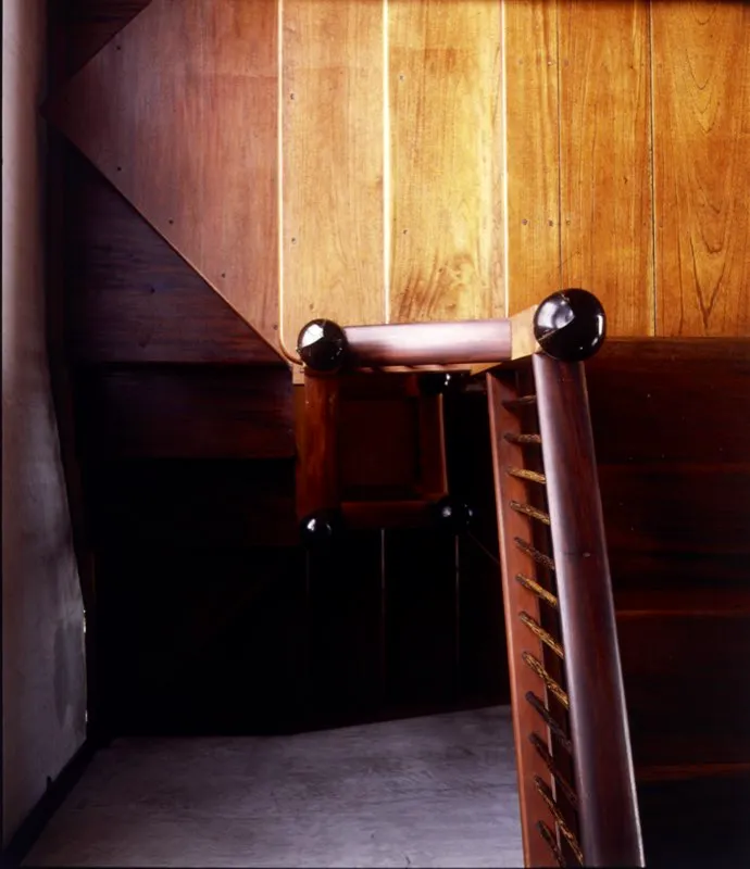 Remates de pasamanos de escalera, con cortezas de coco pulidas, colocadas por medio de un espigo en madera y relleno en concreto. Marcelo Villegas. Manizales, Caldas. Jorge Eduardo Arango