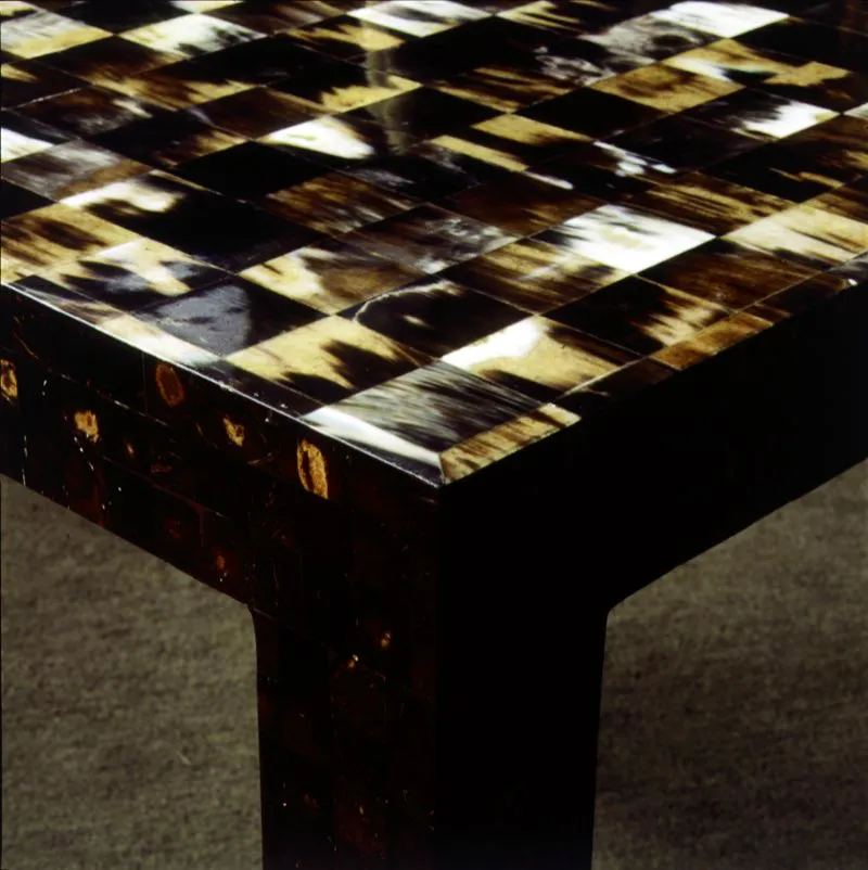 Detalle de una mesa enchapada en piezas de cacho. Manizales, Caldas. Diego Samper