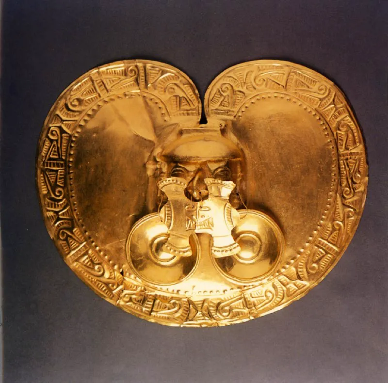 Pectoral en oro, con nariguera y orejeras. S. V d. C. Cultura Calima. José Fernando Machado