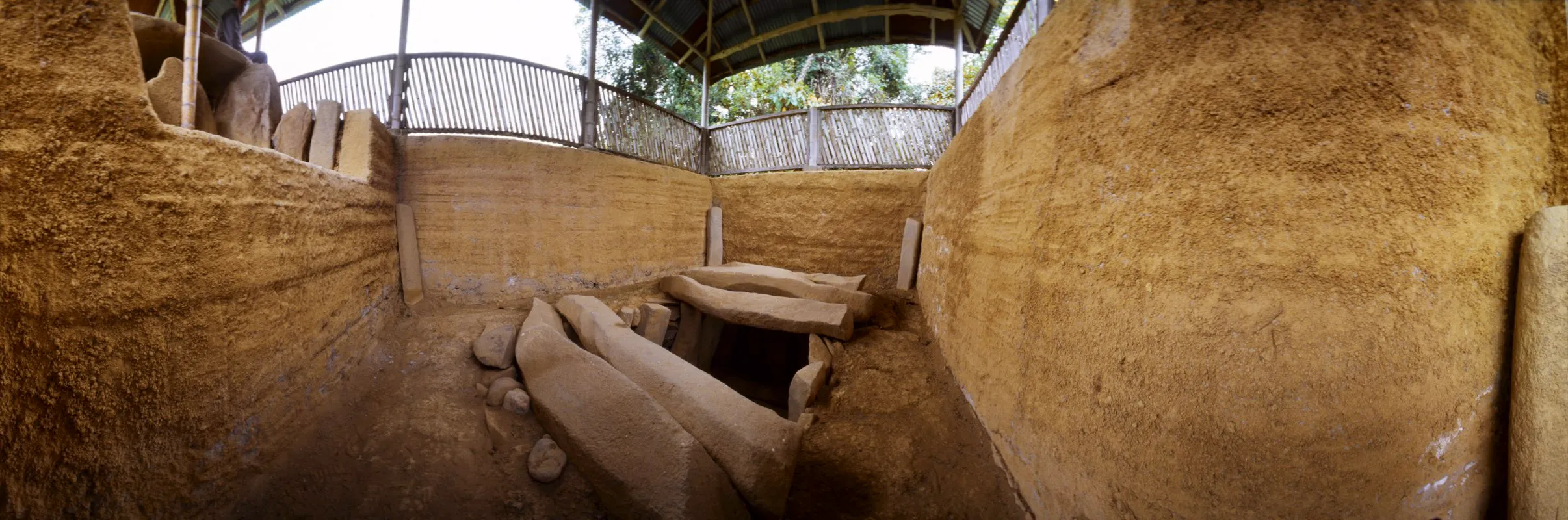Tumba excavada en el Alto de las Piedras, en San José de Isnos.