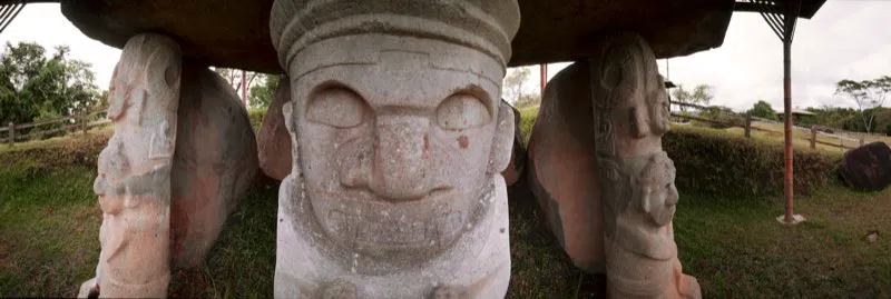 Estatua principal y “guardianes” del Montículo Noroeste de la Mesita B, en el Parque Arqueológico de San Agustín.