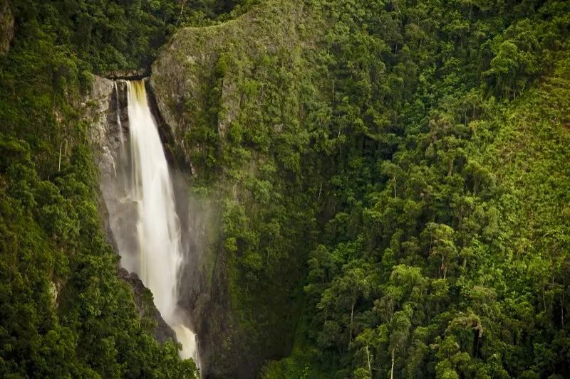 Tan intensa como la experiencia estética de las estatuas, es para el visitante la experiencia del lujoso paisaje en el que se encuentran. El panorama de suaves colinas se ve de pronto desgarrado por profundos abismos como el salto de Bordones, la cascada de mayor altura en Colombia (320 m.).