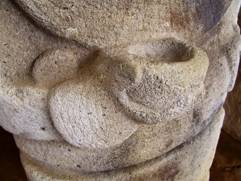 Detalle de la estatua del Montículo X.
Declarada en 1995 por la UNESCO como Patrimonio Cultural de la Humanidad, en el área arqueológica de San Agustín se hallaron, dispersas por valles y colinas, más de 500 estatuas, relieves e incisiones que constituyen el mayor conjunto escultórico megalítico de Suramérica prehispánica, aunque está desprovista de la arquitectura monumental de Perú, México y América Central.