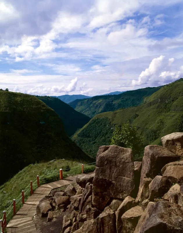 El Alto de La Chaquira, a poca distancia del pueblo de San Agustín, es uno de los lugares más extraordinarios del Macizo Colombiano. Allí los escultores megalíticos labraron numerosas figuras en grandes rocas volcánicas al borde de un profundo abismo ornado por cascadas y por cuyo fondo corre el río Magdalena, con el Alto de los Ídolos a la vista.