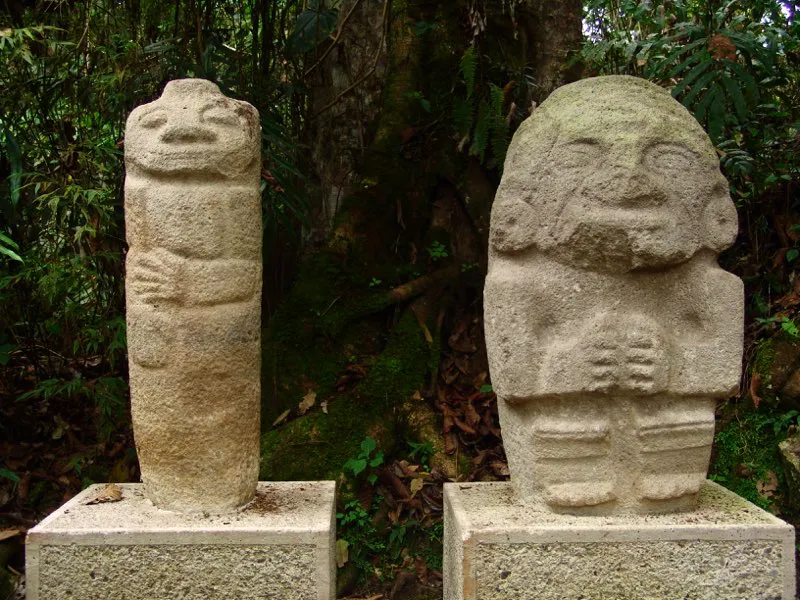 La pregunta más elemental, y la más frecuente en torno a estas estatuas, suele ser a su vez la más difícil de responder: ¿Qué representan? Ante los misterios de la estatuaria, Preuss propuso estudiar primero la etnología para que nos dé luces sobre el “conocimiento espiritual” del pueblo, y después ocuparnos del arte en un sentido más amplio.