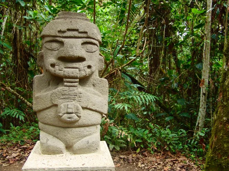 Sin embargo, existe otra alternativa: estudiar primero el arte para que nos ilumine sobre los modos de representación y los significados de las estatuas.