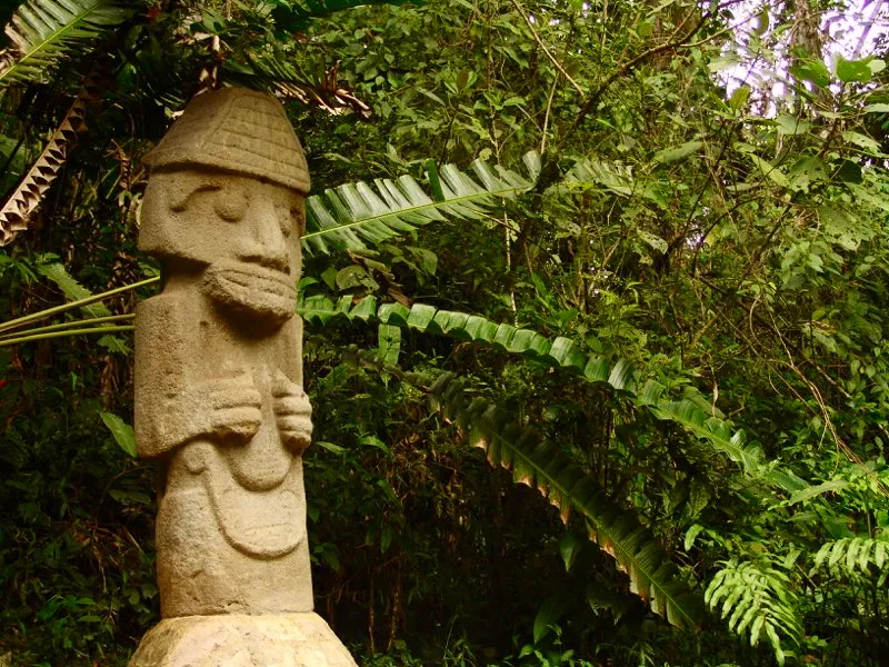 Estatua procedente del Montículo Noroeste de la Mesita B del Parque Arqueológico de San Agustín, y actualmente en el Bosque de las Estatuas. Muy probablemente se trata de una representación solar. El mundo funerario y el mundo aéreo y celestial están indisolublemente vinculados en el arte de Macizo Colombiano.