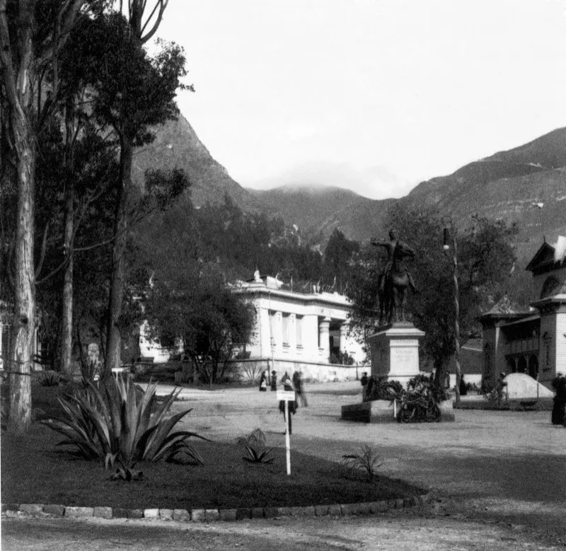 El área de San Agustín marcó el comienzo y, durante más de un siglo, el avance de la arqueología en Colombia, y desmpeñó importante papel en la formación de la imagen popular del mundo prehispánico. En la gran exposición realizada en Bogotá en 1907 para celebrar un aniversario más de la Independencia se dispusieron importantes símbolos de la nacionalidad entre pabellones de tardío neoclasicismo en que se exhibían los avances de la industria y las artes colombianas. En primer plano, estatua ecuestre del Libertador Simón Bolívar. A la izquierda, por entre los árboles, se alcanza a ver la primera estatua de San Agustín que vieron los bogotanos, trasladada a la ciudad en 1906 probablemente por el general Carlos Cuervo Márquez, quien visitó el Macizo Colombiano en 1892.