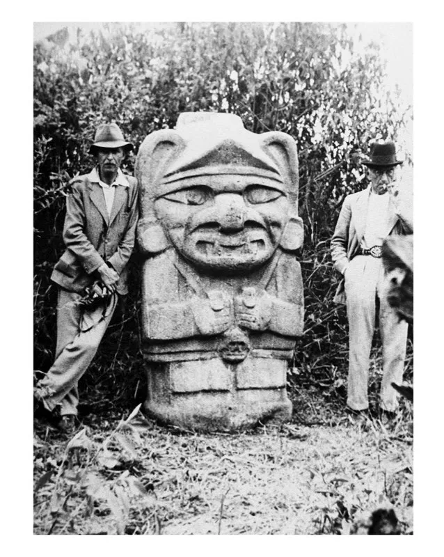 El ministro de Bélgica en Colombia (izquierda) y el profesor Paul Rivet (derecha), fundador del Musée de l’Homme de París y conocido por sus teorías sobre el origen del hombre americano, posan en 1938 a los lados de una estatua hallada en el Montículo Noroeste de la Mesita B del Parque Arqueológico de San Agustín. Archivo fotográfico del Instituto Colombiano de Antropología e Historia.