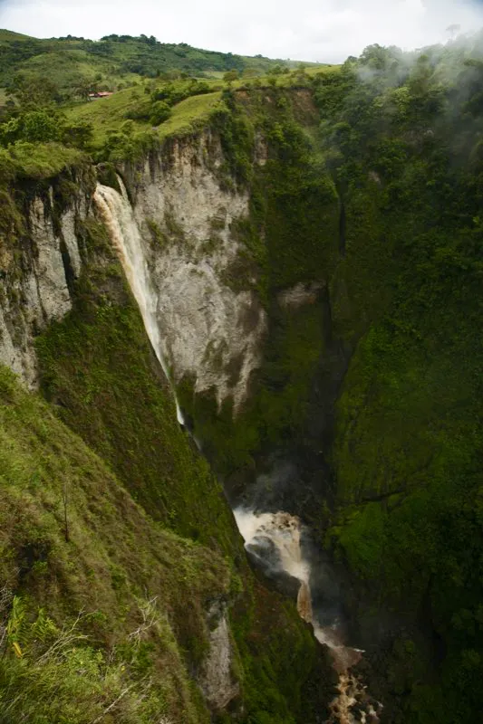 Algunos afluentes del río Magdalena crean espectaculares saltos como el de Bordones y el de El Mortiño, cerca a San José de Isnos, que agregan al paisaje una nota de extraordinario dramatismo y que formaron parte de la experiencia sensorial, y probablemente religiosa y mítica, del artista del Macizo Colombiano.
