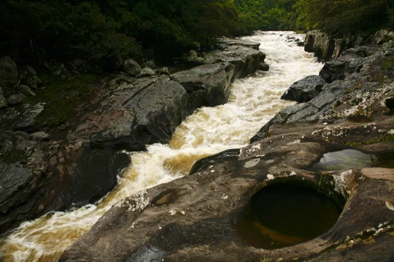 El Estrecho, sobre estas líneas, punto en que el río Magdalena reduce su cauce a cerca de 1,70 metros, es hoy una de las atracciones turísticas de San Agustín, a pocos kilómetros de distancia. Rodeado de elevadas montañas con espesos bosques y matorrales, en tiempos prehispánicos probablemente fue lugar de alta significación, pues en sus vecindades se han hallado estatuas y petroglifos, así como terrazas de habitación.