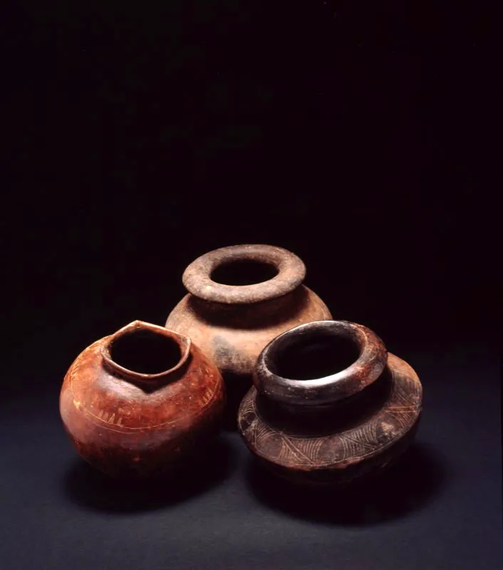 Las grandes acumulaciones de restos de alfarería que se encuentran en San Agustín y sus alrededores, conocidas por los arqueólogos como “basureros”, demuestran que la fabricación de vasijas de barro fue práctica común e intensa en la región. Sin embargo, la relativa sencillez de las piezas que conocemos no parece indicar que el arte de la cerámica hubiera alcanzado en el Macizo Colombiano el desarrollo que logró en otras regiones, incluso durante el período de la estatuaria monumental.