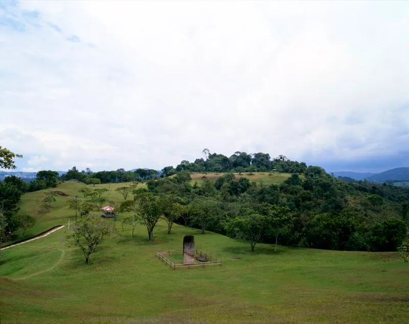 Es un hecho palmario que en el Macizo Colombiano los principales esfuerzos de transformación del paisaje se dedicaron a la construcción de necrópolis o lugares de culto, combinados a veces con lugares de habitación. El sitio de mayor tamaño es el Alto de los Ídolos, en San José de Isnos, terraplén artificial de 300 metros de longitud en forma de herradura, formado rellenando el espacio entre las cimas aplanadas de dos colinas contiguas. Uno de sus extremos, llamado Meseta A, contenía 11 montículos funerarios con estatuas monumentales, mientras que su complemento, la Meseta B, parece haber sido principalmente sitio de vivienda.