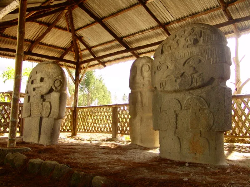 La piedra fue el material elegido para la expresión artística durante cerca de mil años en el Macizo Colombiano, y aquella se concentró en la escultura. Salvo por las estructuras funerarias compuestas por grandes placas, la piedra no se utilizó para la arquitectura. Arriba, grupo de estatuas halladas en el sitio de Quebradillas, al suroeste del pueblo actual de San Agustín.