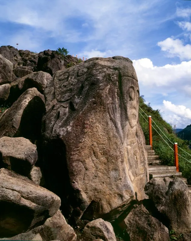 Tres de las cuatro caras planas talladas con figuras en relieve de una gran roca que constituye la pieza central de La Chaquira, extraordinario sitio localizado en cercanías del pueblo de San Agustín y posiblemente uno de los escenarios más antiguos del arte escultórico del Macizo Colombiano. Los artistas prehispánicos sin duda tuvieron en cuenta el impacto sensorial de las características físicas del lugar, de notable dramatismo, incluido un sobrecogedor abismo que se abre a sus pies, con el río Magdalena en su fondo y ornado con matorrales y elevadas cascadas formadas por las quebradas que corren por la parte opuesta. Trabajada quizá durante un período muy prolongado, La Chaquira reúne las técnicas, los motivos y los estilos que probablemente dieron origen a la estatuaria.