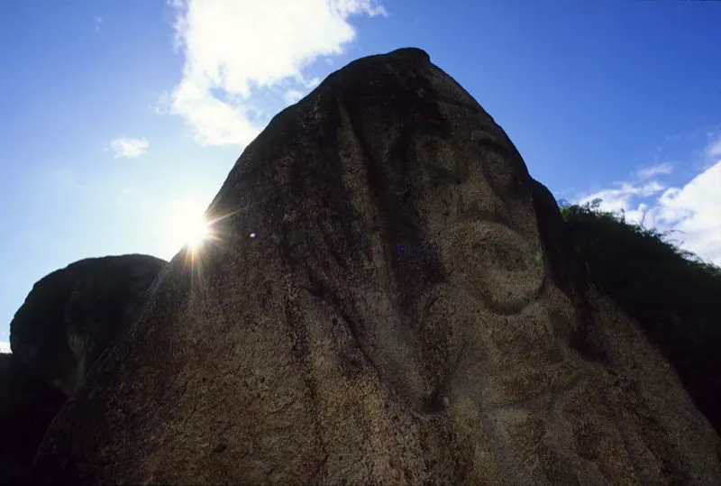 Las ventajas y desventajas de la piedra como material escultórico probablemente no fueron los únicos factores que tuvieron en cuenta los artistas para escogerla como su principal medio de expresión. La piedra debió asociarse con la eternidad, no sólo de la muerte, sino también de la vida; con la supervivencia de esta por encima del tiempo; con la persistencia del cosmos y su orden inmutable. Por otra parte, también pudo haber estado asociada con el cambio, la transformación y el caos producidos por las tormentas y los rayos y, sobre todo, por los volcanes. En San Agustín e Isnos solamente hay un volcán comprobado, el cerro de la Horqueta, aunque se han detectado cinco conos volcánicos y es muy posible que los indígenas hubieran sido testigos de erupciones en la Sierra Nevada de los Coconucos, o del Nevado del Huila.