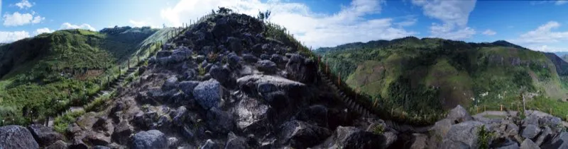 El alto de La Chaquira es uno de los pocos sitios de los valles de San Agustín e Isnos donde afloran de manera natural sobre el terreno grandes acumulaciones de rocas. Aparte de tener a su disposición materiales en abundancia, para la escogencia del sitio sin duda fue decisiva su posición, en lo alto del profundo precipicio que cae sobre el río Magdalena y mirando hacia el cerro de La Horqueta, al otro lado del río.