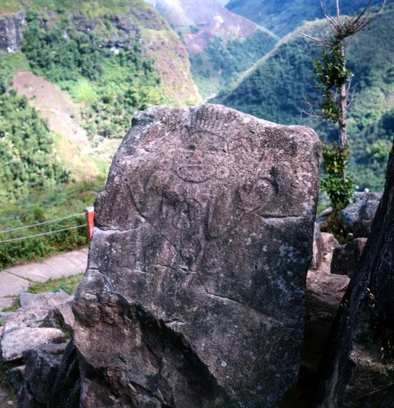 El alto de La Chaquira es uno de los pocos sitios de los valles de San Agustín e Isnos donde afloran de manera natural sobre el terreno grandes acumulaciones de rocas. Aparte de tener a su disposición materiales en abundancia, para la escogencia del sitio sin duda fue decisiva su posición, en lo alto del profundo precipicio que cae sobre el río Magdalena y mirando hacia el cerro de La Horqueta, al otro lado del río.