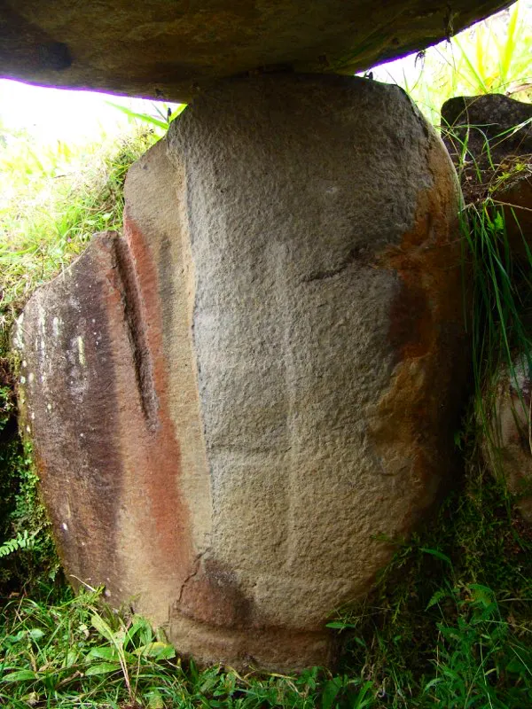 Una excepcional piedra plana que sostiene la cubierta de una tumba en proximidades del conjunto escultórico de Quebradillas, muestra los pasos iniciales del proceso de elaboración de una estatua. En una de las superficies de la piedra el artista tallaba el contorno de la figura, dividiendo mediante líneas horizontales las tres partes principales del cuerpo: cabeza, tronco (con demarcación de los brazos) y piernas. Una línea vertical central divide los lados izquierdo y derecho de la estatua, que invariablemente son simétricos. Un corte profundo muestra la técnica utilizada para retirar las partes sobrantes de la piedra.