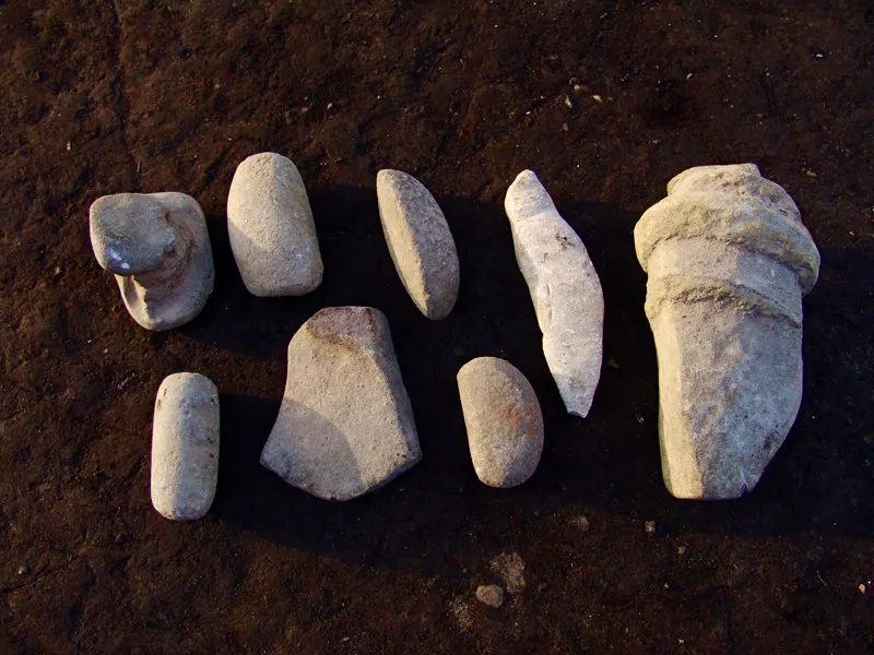 En algunas tumbas del Macizo Colombiano se han hallado acumulaciones de instrumentos que muestran rasgos inequívocos de haber sido utilizados en escultura. En la localidad de El Rosario los habitantes conservan colecciones de piedras que, según tradición, se hallaron en sepulturas de la región y habrían sido empleadas para este fin.