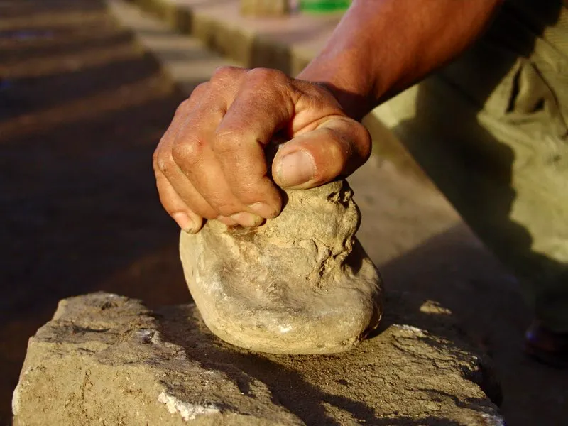En algunas tumbas del Macizo Colombiano se han hallado acumulaciones de instrumentos que muestran rasgos inequívocos de haber sido utilizados en escultura. En la localidad de El Rosario los habitantes conservan colecciones de piedras que, según tradición, se hallaron en sepulturas de la región y habrían sido empleadas para este fin. Algunas herramientas fueron utilizadas de manera primaria en labores domésticas, como las manos de moler, usadas para quebrar y convertir en polvo distintos tipos de cereales y semillas. Es muy probable que alternativamente se utilizaran también en la escultura.