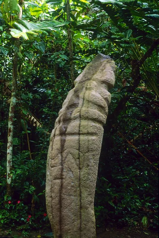 El primer rasgo estilístico de la estatuaria del Macizo Colombiano es la forma básica de la piedra. Todas las esculturas se tallaron en rocas de tres formas fundamentales: ? Columnas, orientadas verticalmente y caracterizadas por su gran longitud en comparación con su sección transversal. Sirve de ejemplo esta pieza procedente de El Purutal, que muestra una serpiente enroscada en lo que puede ser el tronco de un árbol.