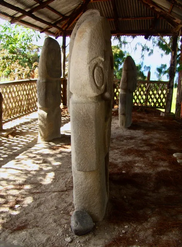 El primer rasgo estilístico de la estatuaria del Macizo Colombiano es la forma básica de la piedra. Todas las esculturas se tallaron en rocas de tres formas fundamentales: Placas, caracterizadas por su poco espesor en relación con sus demás dimensiones, como en los casos de las estatuas de Quebradillas.