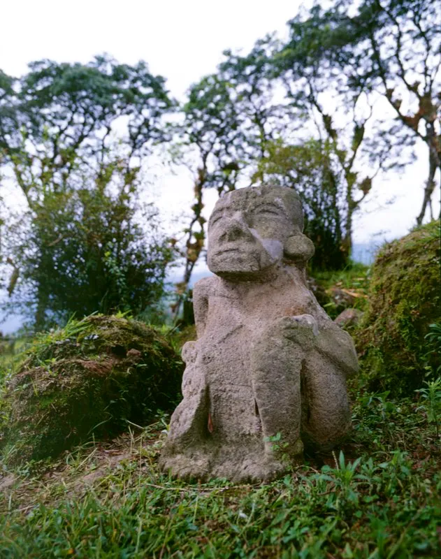El primer rasgo estilístico de la estatuaria del Macizo Colombiano es la forma básica de la piedra. Todas las esculturas se tallaron en rocas de tres formas fundamentales: Bloques, que se distinguen por el mayor equilibrio entre sus dimensiones, como en esta estatua labrada en un bloque piramidal, hallada en Quinchana.