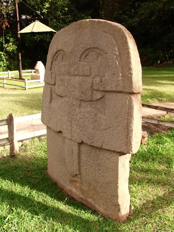 El primer rasgo estilístico de la estatuaria del Macizo Colombiano es la forma básica de la piedra. Todas las esculturas se tallaron en rocas de tres formas fundamentales: Placas, caracterizadas por su poco espesor en relación con sus demás dimensiones, como una estatua de la Mesita C del Parque Arqueológico de San Agustín.