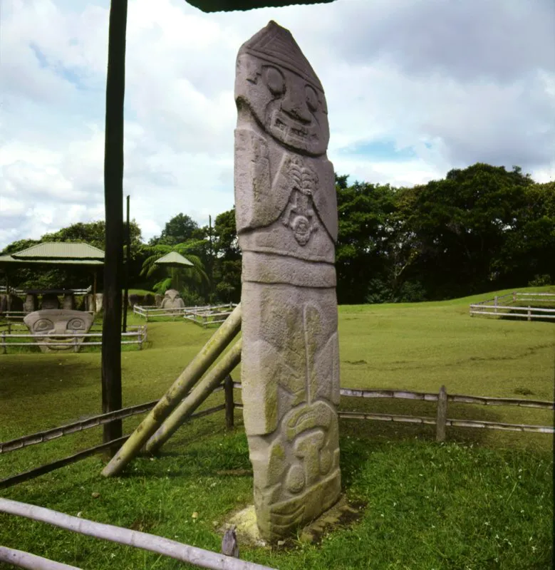 Estatua de la Mesita B del Parque Arqueológico de San Agustín, conocida con el nombre de “El Obispo” y una de las imágenes más significativas del arte del Macizo Colombiano. Con casi cuatro metros de altura y más de un metro de anchura, es una de las dos estatuas más grandes de la región. Sin embargo, es una placa de apenas 27 cm de espesor, como corresponde a su carácter ultramundano.