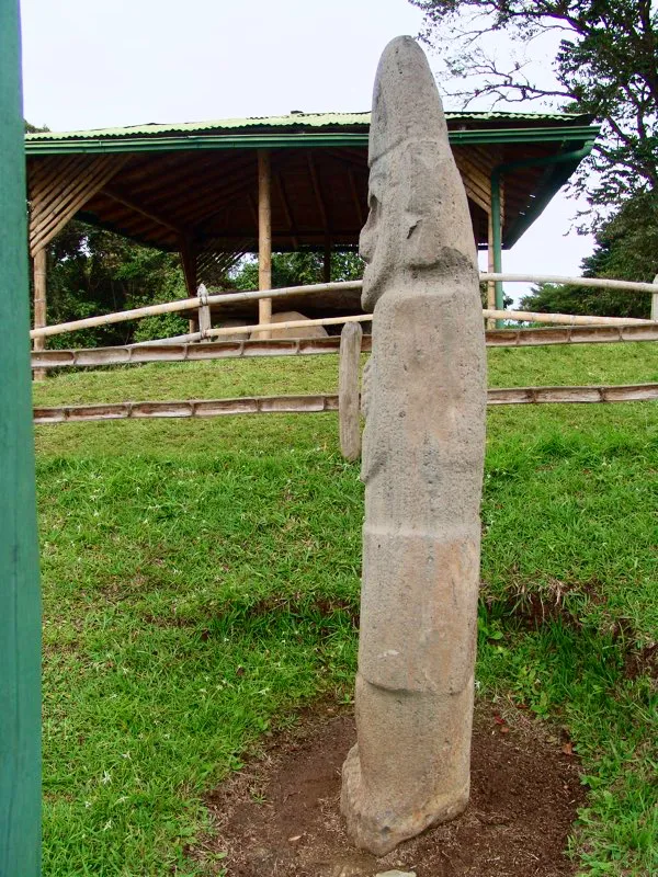 La forma fálica se acentúa con un extraordinario detalle que ostentan muchas estatuas: su eje vertical no es recto sino elíptico, como en el falo, lo cual se aprecia mejor al mirar de perfil esta estatua de la Mesita A del Parque Arqueológico de San Agustín. Aspecto intrigante en esta estatua en particular es que, con todo y su clara forma fálica, posiblemente representa un personaje femenino.