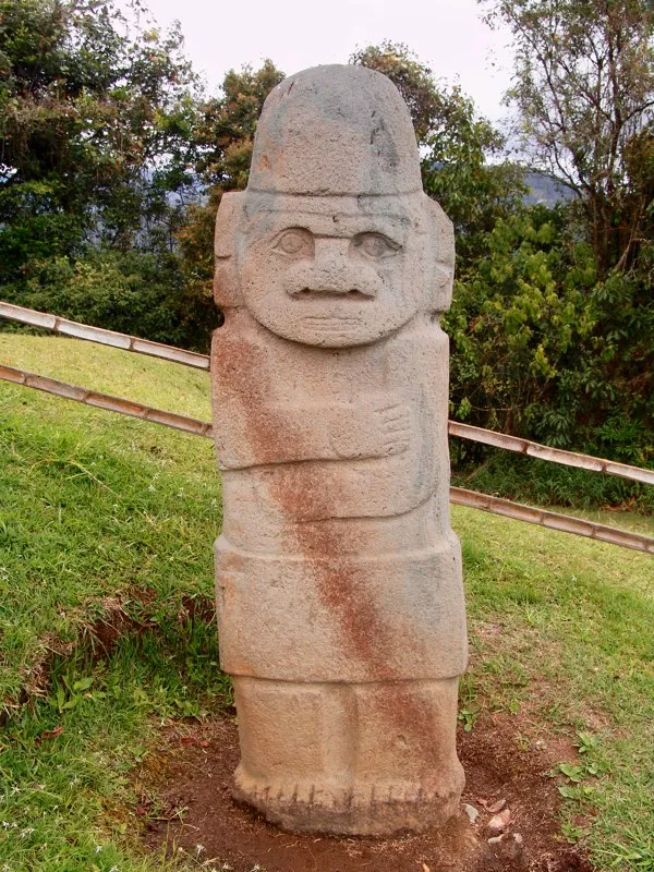 La forma fálica se acentúa con un extraordinario detalle que ostentan muchas estatuas: su eje vertical no es recto sino elíptico, como en el falo, lo cual se aprecia mejor al mirar de perfil esta estatua de la Mesita A del Parque Arqueológico de San Agustín. Aspecto intrigante en esta estatua en particular es que, con todo y su clara forma fálica, posiblemente representa un personaje femenino.