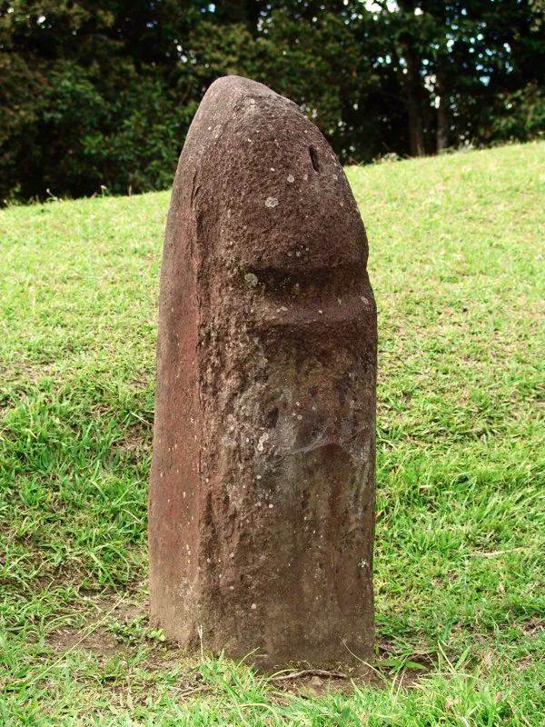 El tipo de figura que sintetiza la estatuaria del Macizo Colombiano es el de los llamados “guardianes de tumbas”, pequeñas estatuas columnarias casi siempre de menos de un metro de altura y en su mayoría procedentes de la Mesita B del Parque Arqueológico de San Agustín. Su forma esencial es la del falo, con una cabeza parabólica separada del cuerpo cilíndrico por un grueso corte elíptico que hace las veces de cuello. Representan seres de cara redonda, invariablemente con los ojos cerrados, ancha nariz y fauces animales. En casi todas la única labor que muestra el tronco, desprovisto de piernas, son los brazos. Uno de ellos cuelga asido por el otro, que forma ángulo recto o ligeramente agudo. Algunos arqueólogos han sugerido que este detalle podría indicar dirección geográfica.