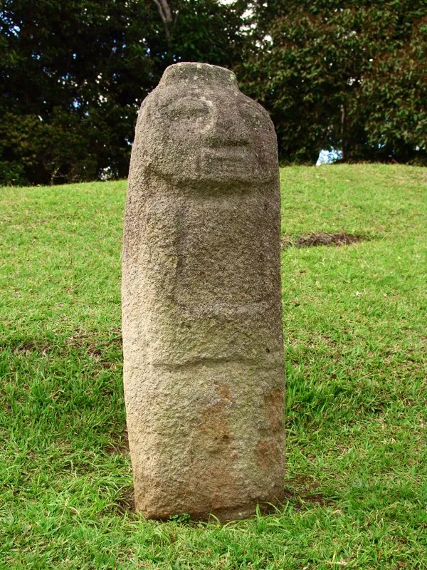 El tipo de figura que sintetiza la estatuaria del Macizo Colombiano es el de los llamados “guardianes de tumbas”, pequeñas estatuas columnarias casi siempre de menos de un metro de altura y en su mayoría procedentes de la Mesita B del Parque Arqueológico de San Agustín. Su forma esencial es la del falo, con una cabeza parabólica separada del cuerpo cilíndrico por un grueso corte elíptico que hace las veces de cuello. Representan seres de cara redonda, invariablemente con los ojos cerrados, ancha nariz y fauces animales. En casi todas la única labor que muestra el tronco, desprovisto de piernas, son los brazos. Uno de ellos cuelga asido por el otro, que forma ángulo recto o ligeramente agudo. Algunos arqueólogos han sugerido que este detalle podría indicar dirección geográfica.