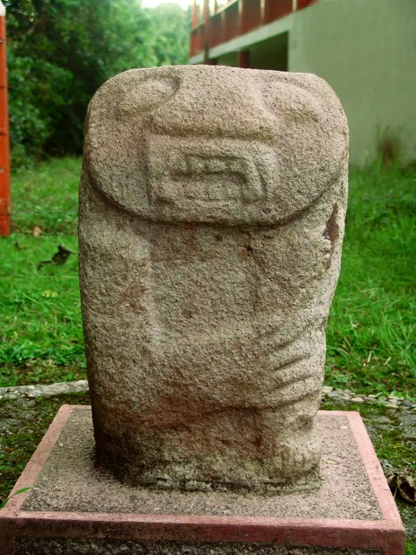 El tipo de figura que sintetiza la estatuaria del Macizo Colombiano es el de los llamados “guardianes de tumbas”, pequeñas estatuas columnarias casi siempre de menos de un metro de altura y en su mayoría procedentes de la Mesita B del Parque Arqueológico de San Agustín. Su forma esencial es la del falo, con una cabeza parabólica separada del cuerpo cilíndrico por un grueso corte elíptico que hace las veces de cuello. Representan seres de cara redonda, invariablemente con los ojos cerrados, ancha nariz y fauces animales. En casi todas la única labor que muestra el tronco, desprovisto de piernas, son los brazos. Uno de ellos cuelga asido por el otro, que forma ángulo recto o ligeramente agudo. Algunos arqueólogos han sugerido que este detalle podría indicar dirección geográfica.