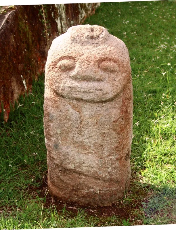 El tipo de figura que sintetiza la estatuaria del Macizo Colombiano es el de los llamados “guardianes de tumbas”, pequeñas estatuas columnarias casi siempre de menos de un metro de altura y en su mayoría procedentes de la Mesita B del Parque Arqueológico de San Agustín. Su forma esencial es la del falo, con una cabeza parabólica separada del cuerpo cilíndrico por un grueso corte elíptico que hace las veces de cuello. Representan seres de cara redonda, invariablemente con los ojos cerrados, ancha nariz y fauces animales. En casi todas la única labor que muestra el tronco, desprovisto de piernas, son los brazos. Uno de ellos cuelga asido por el otro, que forma ángulo recto o ligeramente agudo. Algunos arqueólogos han sugerido que este detalle podría indicar dirección geográfica.