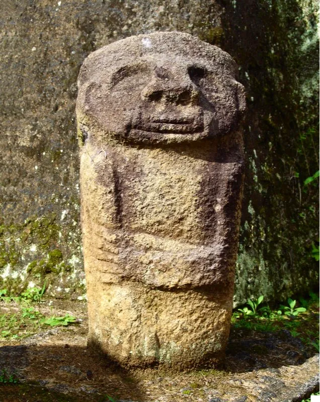 El tipo de figura que sintetiza la estatuaria del Macizo Colombiano es el de los llamados “guardianes de tumbas”, pequeñas estatuas columnarias casi siempre de menos de un metro de altura y en su mayoría procedentes de la Mesita B del Parque Arqueológico de San Agustín. Su forma esencial es la del falo, con una cabeza parabólica separada del cuerpo cilíndrico por un grueso corte elíptico que hace las veces de cuello. Representan seres de cara redonda, invariablemente con los ojos cerrados, ancha nariz y fauces animales. En casi todas la única labor que muestra el tronco, desprovisto de piernas, son los brazos. Uno de ellos cuelga asido por el otro, que forma ángulo recto o ligeramente agudo. Algunos arqueólogos han sugerido que este detalle podría indicar dirección geográfica.