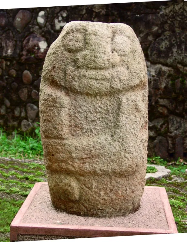 El tipo de figura que sintetiza la estatuaria del Macizo Colombiano es el de los llamados “guardianes de tumbas”, pequeñas estatuas columnarias casi siempre de menos de un metro de altura y en su mayoría procedentes de la Mesita B del Parque Arqueológico de San Agustín. Su forma esencial es la del falo, con una cabeza parabólica separada del cuerpo cilíndrico por un grueso corte elíptico que hace las veces de cuello. Representan seres de cara redonda, invariablemente con los ojos cerrados, ancha nariz y fauces animales. En casi todas la única labor que muestra el tronco, desprovisto de piernas, son los brazos. Uno de ellos cuelga asido por el otro, que forma ángulo recto o ligeramente agudo. Algunos arqueólogos han sugerido que este detalle podría indicar dirección geográfica.