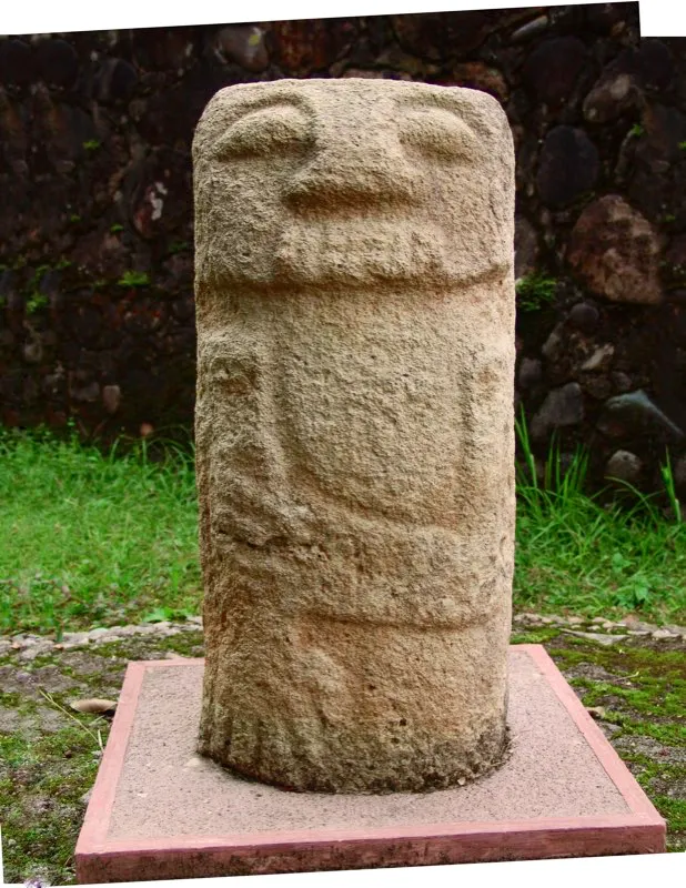 El tipo de figura que sintetiza la estatuaria del Macizo Colombiano es el de los llamados “guardianes de tumbas”, pequeñas estatuas columnarias casi siempre de menos de un metro de altura y en su mayoría procedentes de la Mesita B del Parque Arqueológico de San Agustín. Su forma esencial es la del falo, con una cabeza parabólica separada del cuerpo cilíndrico por un grueso corte elíptico que hace las veces de cuello. Representan seres de cara redonda, invariablemente con los ojos cerrados, ancha nariz y fauces animales. En casi todas la única labor que muestra el tronco, desprovisto de piernas, son los brazos. Uno de ellos cuelga asido por el otro, que forma ángulo recto o ligeramente agudo. Algunos arqueólogos han sugerido que este detalle podría indicar dirección geográfica.